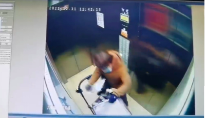 育兒嫂在電梯內猛烈擊打幼童 目前派出所已介入