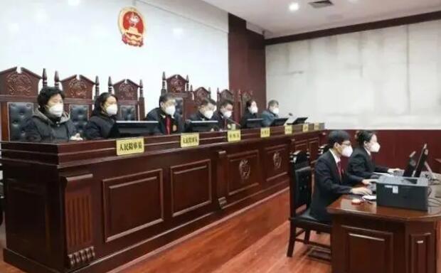 女子舉報“父親被打死” 兩被告受審