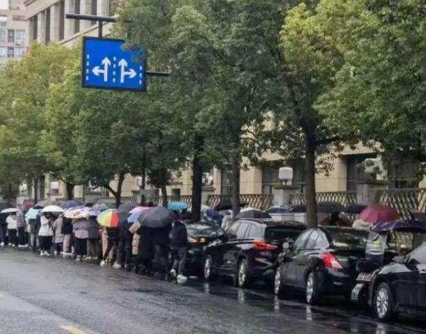 杭州多家醫(yī)院發(fā)熱門診9成患者是陽性 核酸檢測能力超載
