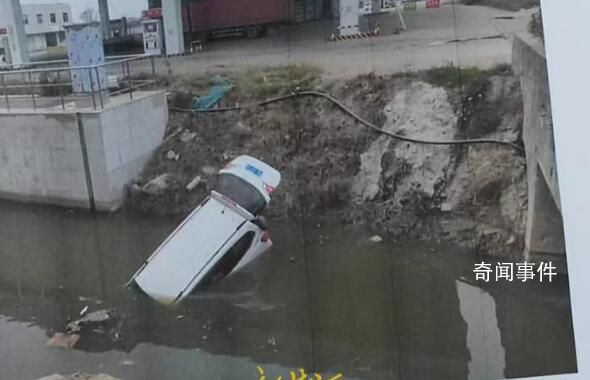 武漢120闖紅燈撞車后被指見死不救 致被撞司機(jī)溺亡