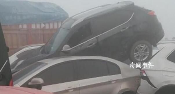 現(xiàn)場:鄭新黃河大橋因大霧多車相撞 事故造成1人死亡