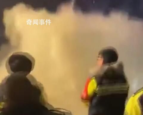 男子放煙花被城管用滅火器狂噴 針對此現(xiàn)象已上街勸阻市民上萬余人次