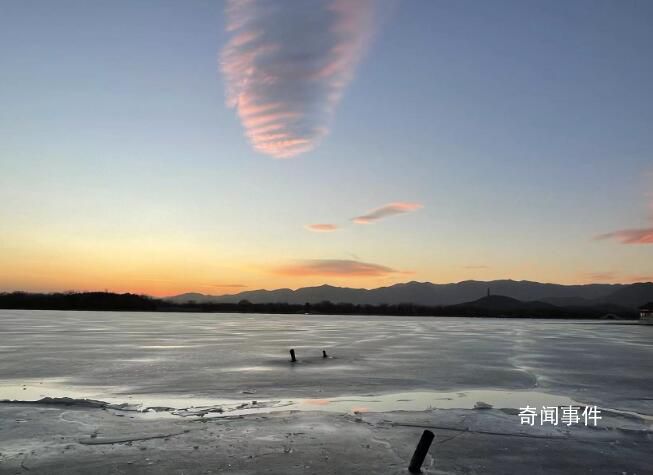 北京天空現(xiàn)絕美多層飛碟云 酷似龍卷風