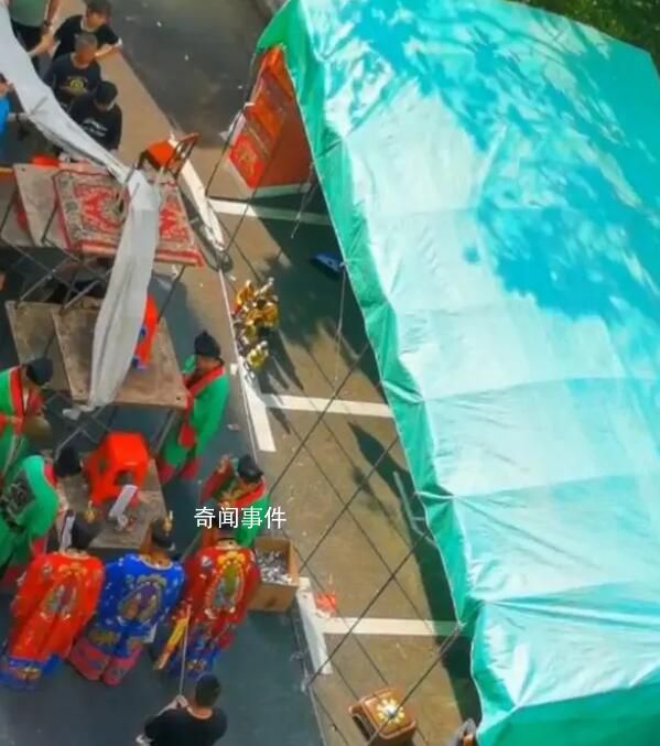 上海一小區(qū)多戶占公共區(qū)域搭靈棚 焚燒冥紙和逝者衣物濃煙滾滾
