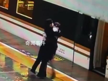 鐵路雙胞胎姐妹在站臺緊緊相擁 兩人迎來短短2分鐘的團聚