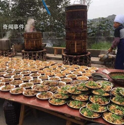 眾人戶外吃席8個涼菜被凍成“硬菜” 眾賓客冒風雪在戶外吃席