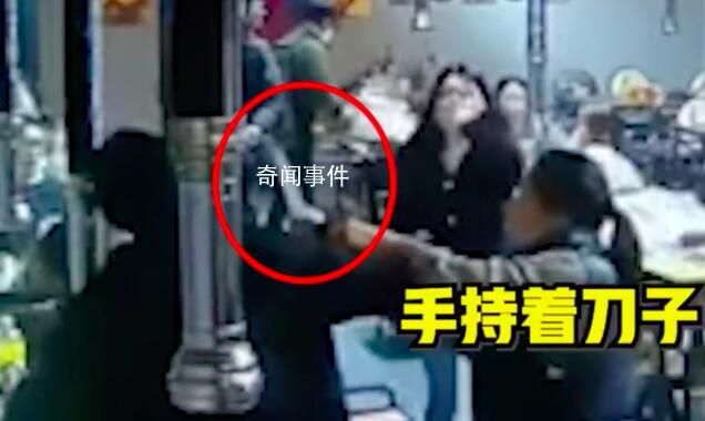 女子燒烤店內(nèi)被男子持刀鎖喉 老板夫妻二人徒手奪刀保護(hù)女子