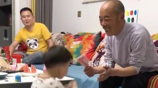 孫子給爺爺磕完頭 轉頭讓爺爺跪下