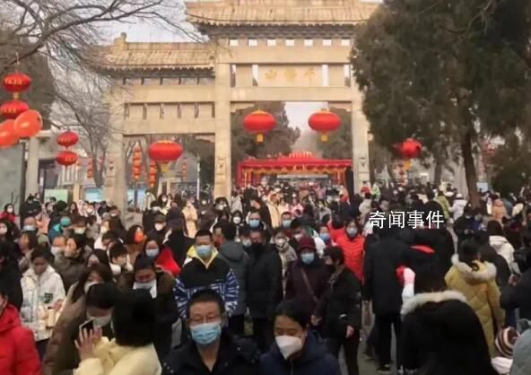 現(xiàn)場:多地景區(qū)迎客流高峰 人山人海