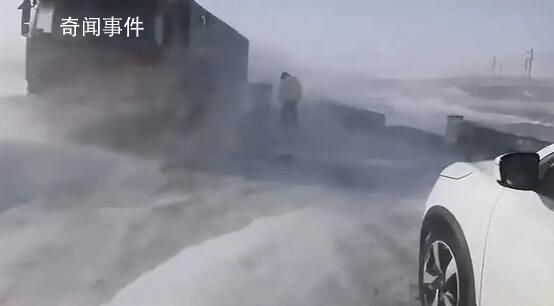 烏魯木齊等地現(xiàn)風(fēng)吹雪 交通嚴(yán)重受阻