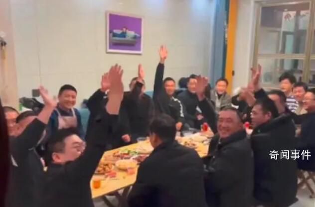 女生一聲“哥”16人回應 看到這個場面真的是太壯觀了