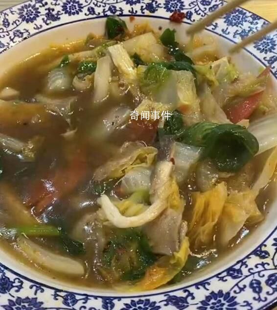 商家回應(yīng)58元燴菜一片肉沒有 商家：沒法解釋她吃到一半拍的視頻