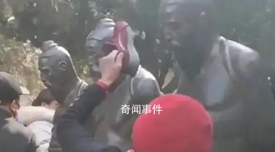 景區工作人員:不提倡用鞋打秦檜像