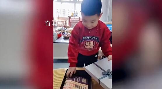 男孩打開新年禮盒發(fā)現是試卷后大哭 寒假作業(yè)還沒有寫完