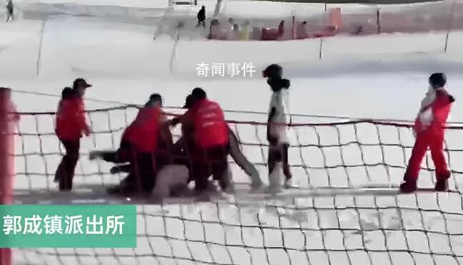 滑雪場工作人員群毆游客?警方回應