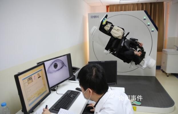 女子熬夜躺玩3天手機后眩暈就醫 耳石癥有什么癥狀表現
