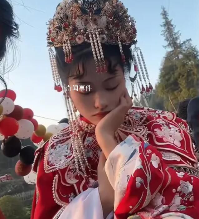 新娘吃席時(shí)原地睡著 聞到飯香才醒來