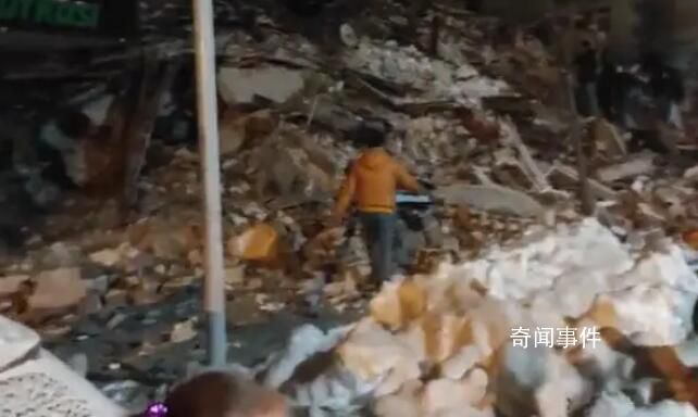 直擊土耳其7.8級地震救援現(xiàn)場 電力設(shè)施遭到破壞當(dāng)?shù)孛癖娫诤诎抵芯仍?></em><span>直擊土耳其7.8級地震救援現(xiàn)場 電力設(shè)施遭到破壞當(dāng)?shù)孛癖娫诤诎抵芯仍?/span></a></li>
                
                <li><a href=