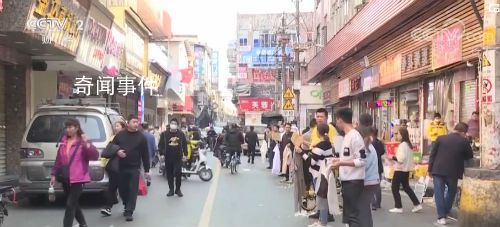 廣州“制衣村”再現(xiàn)招工潮 招工的人排著隊(duì)翹首等待打工人
