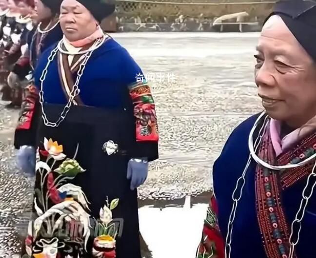 景區(qū)回應(yīng)“苗寨跳舞的全是阿姨” 年輕人在中間敬酒