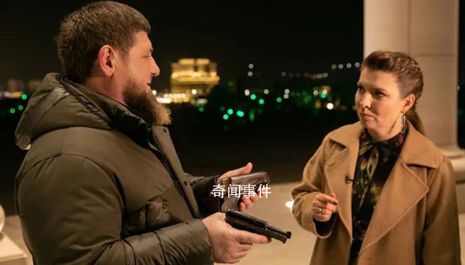 卡德羅夫展示為澤連斯基準備的手槍 以便讓后者可以像希特勒一樣開槍自殺