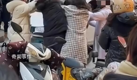 安徽多人打架女子疑被扒褲 原配實在是太不理智了
