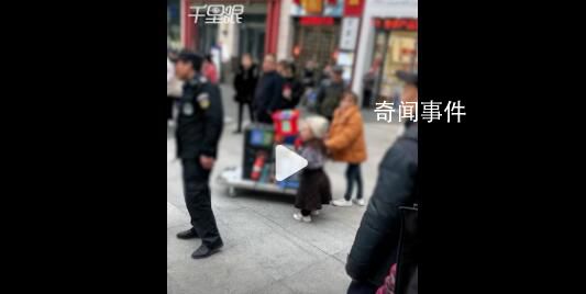 商場回應(yīng)保安驅(qū)趕殘疾女子賣藝 沒有暴力驅(qū)趕此區(qū)域不允許賣藝表演