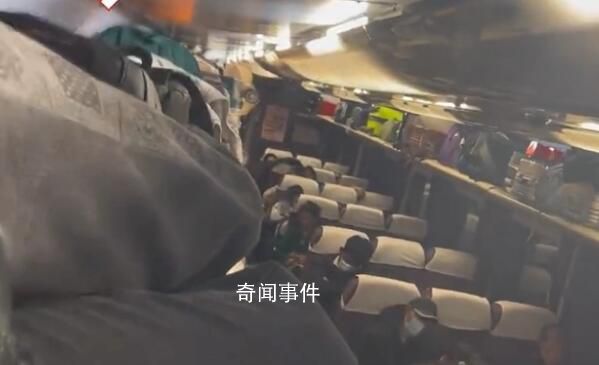座位被占女子爬火車行李架睡覺 引起廣泛關注