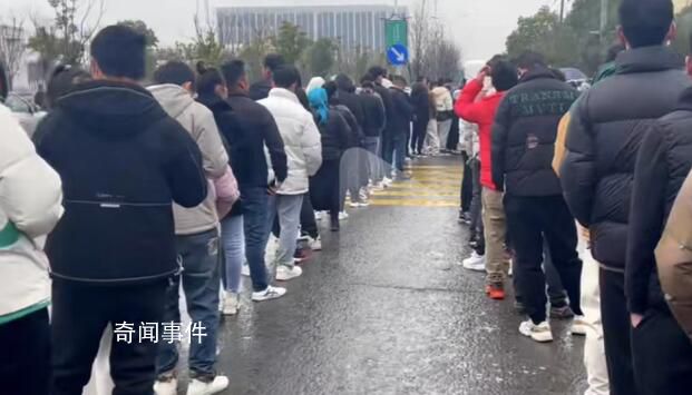 工價(jià)下跌 工廠門口仍大排長(zhǎng)龍