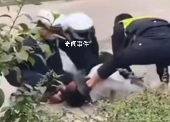 警方回應(yīng)網(wǎng)傳男子被交警踩臉 事件正在調(diào)查中