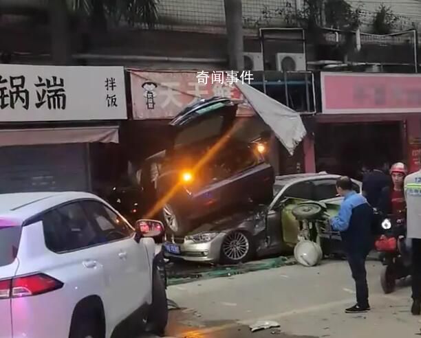 特斯拉疑失控連撞多車沖毀店門 現(xiàn)場一片狼藉