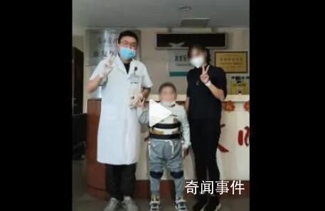 4歲娃17樓墜落140天后重新行走 一個家庭也重新站起來了