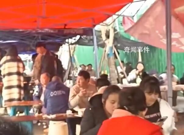 工地食堂因飯菜實(shí)惠成大學(xué)生打卡點(diǎn) 一個(gè)人12元到13元隨便打菜