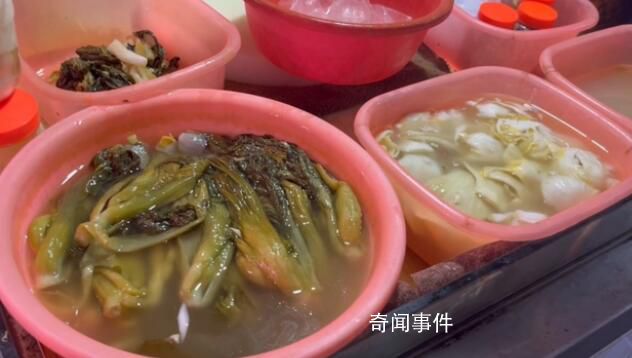 汕頭再現工人赤腳踩腌菜 實在是太惡心了