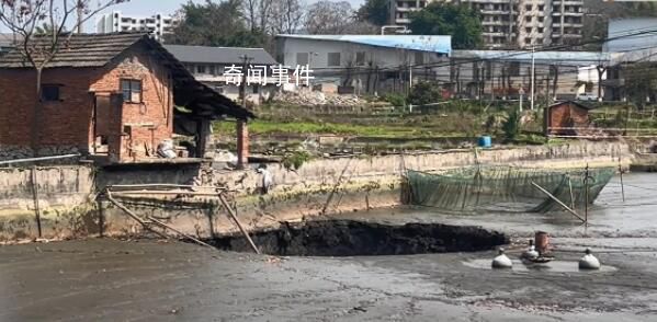 魚(yú)塘突現(xiàn)深坑2萬(wàn)斤魚(yú)一夜消失 當(dāng)?shù)卣块T(mén)已經(jīng)介入調(diào)查此事