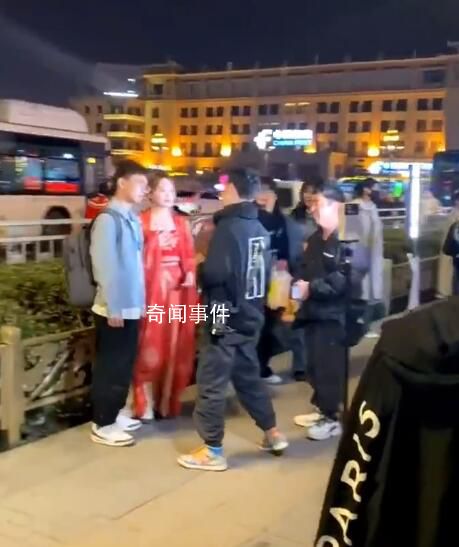 男子辭職擺攤拍照1月內(nèi)激增14家同行 擺攤現(xiàn)在也開始卷了