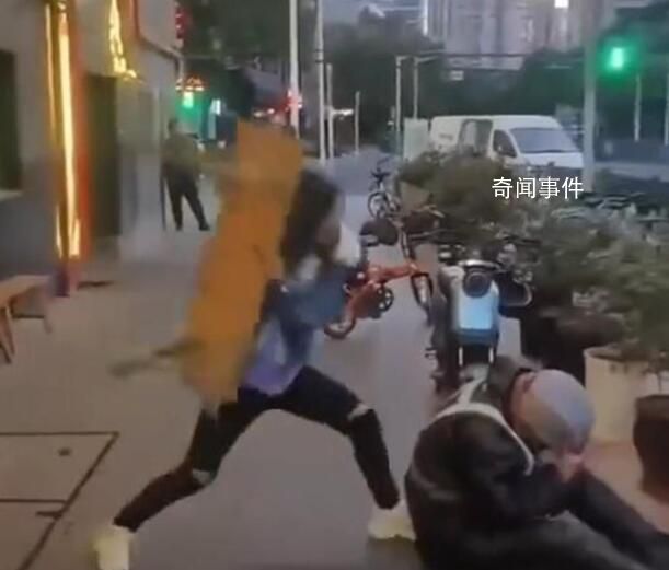 上海女子當(dāng)街毆打代駕小哥 涉事女子已經(jīng)被警方控制