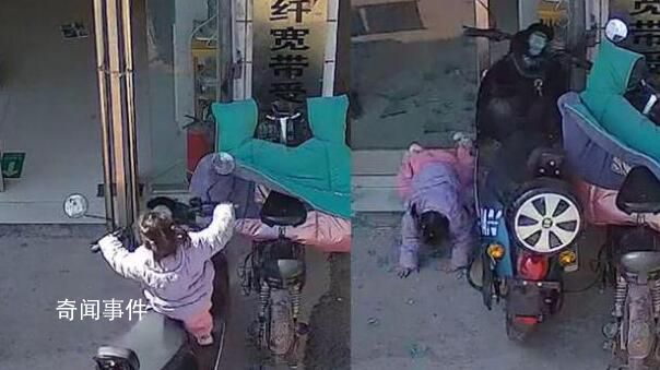電動(dòng)車忘鎖2歲娃擰油門撞向玻璃 監(jiān)控畫(huà)面曝光太驚險(xiǎn)了