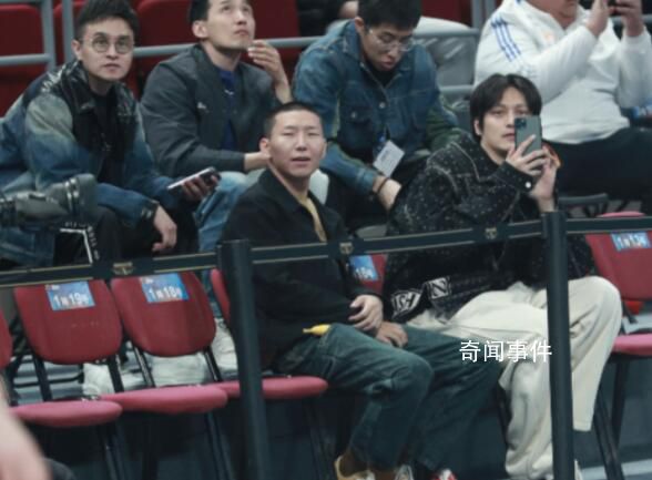 狂飆李宏偉觀戰(zhàn)北京男籃 北京首鋼vs山東高速