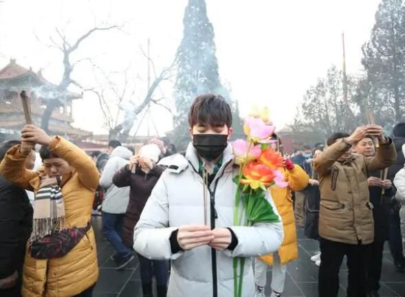 媒體評年輕人不上課不上進只上香 將人生轉(zhuǎn)機寄托于超自然力量