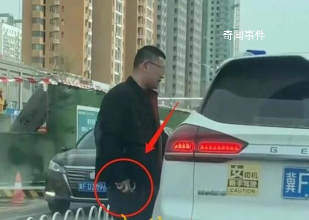 男子掏手銬威脅他人?警方調(diào)查