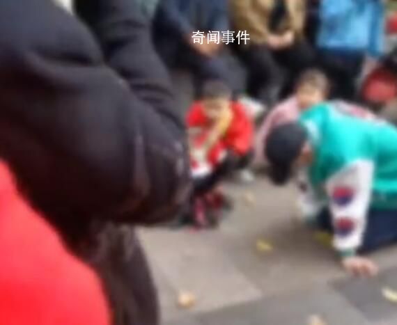 男子求復(fù)合在女生公司外跪一夜 周圍有很多人圍觀