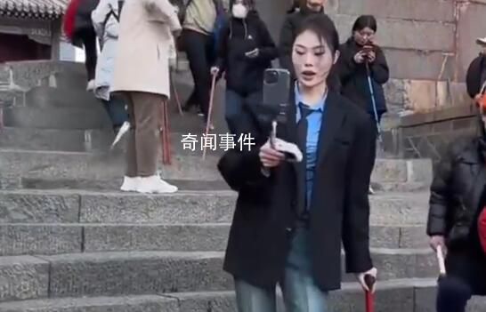 女生穿10公分高跟鞋爬泰山 網友：上山容易下山難