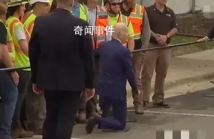拜登單膝下跪與工人合影 網友：要跟工人求婚？