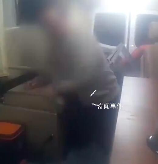 男子酒駕被查狂扇自己耳光 交警對其進行了批評教育