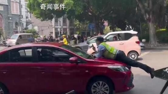 廣西一小車頂著執(zhí)法人員行駛數(shù)百米 案件正在進(jìn)一步調(diào)查中