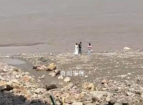 3人觀潮剛被勸離潮水涌來 當(dāng)時(shí)潮水已能看到白線