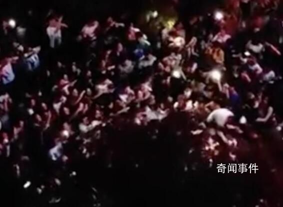 學(xué)生半夜聚集大喊“渣男” 高校回應(yīng)
