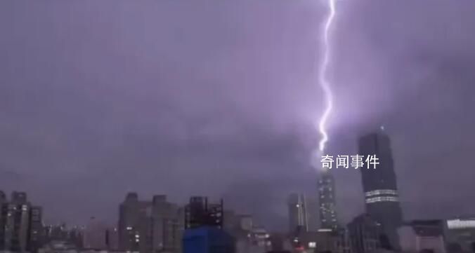 臺北101大樓遭雷擊瞬間曝光 網(wǎng)友拍下罕見瞬間畫面