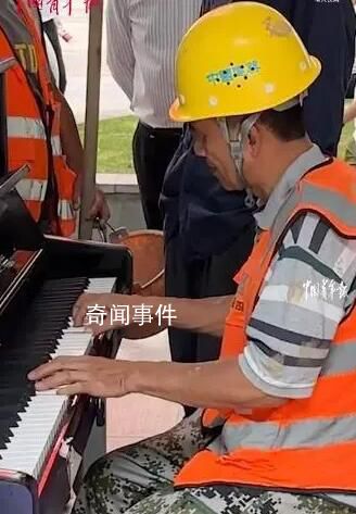 深圳農(nóng)民工路邊即興彈奏鋼琴 引發(fā)了廣大網(wǎng)友的關(guān)注